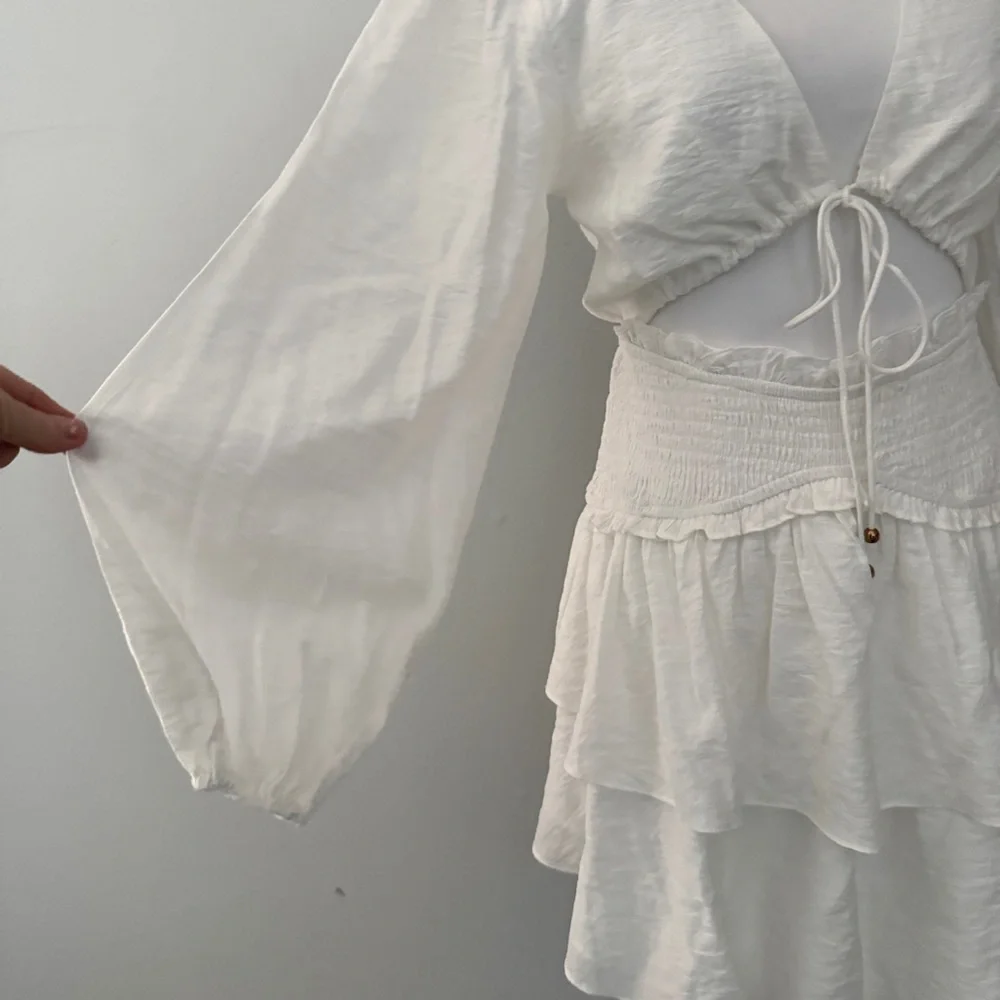 Indikah cutout long sleeved smocked and tiered mini dress medium - Picture 3 of 11